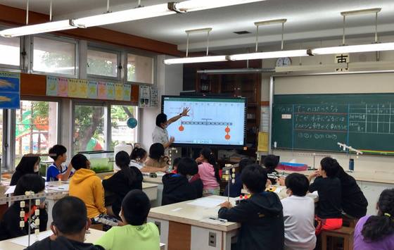 500cd / m2 Độ sáng LCD Smart Board với Android OS 14 và hoặc Màu sắc khung màu đen