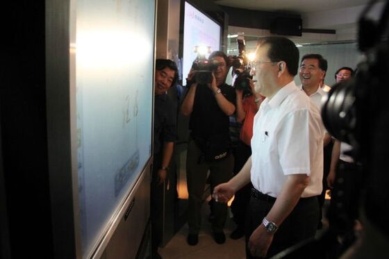 450 D/m2 LED interactive whiteboard với 2 x 15W loa và Multi-Touch 40 điểm để tăng cường hợp tác