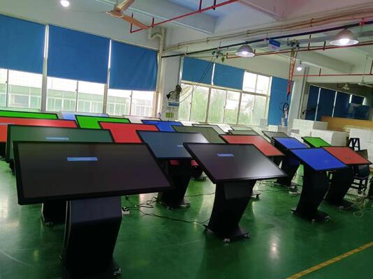 Kiosk màn hình cảm ứng 4K 55 inch với hệ điều hành Android / Windows cho biển báo kỹ thuật số tương tác và bảng thực đơn